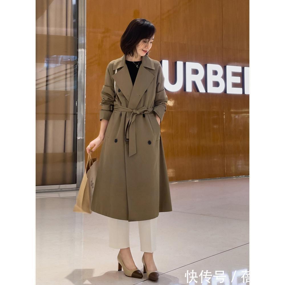 搭配|40岁女人穿风衣要“大气”,get这4个搭配重点,气质不俗反而高级