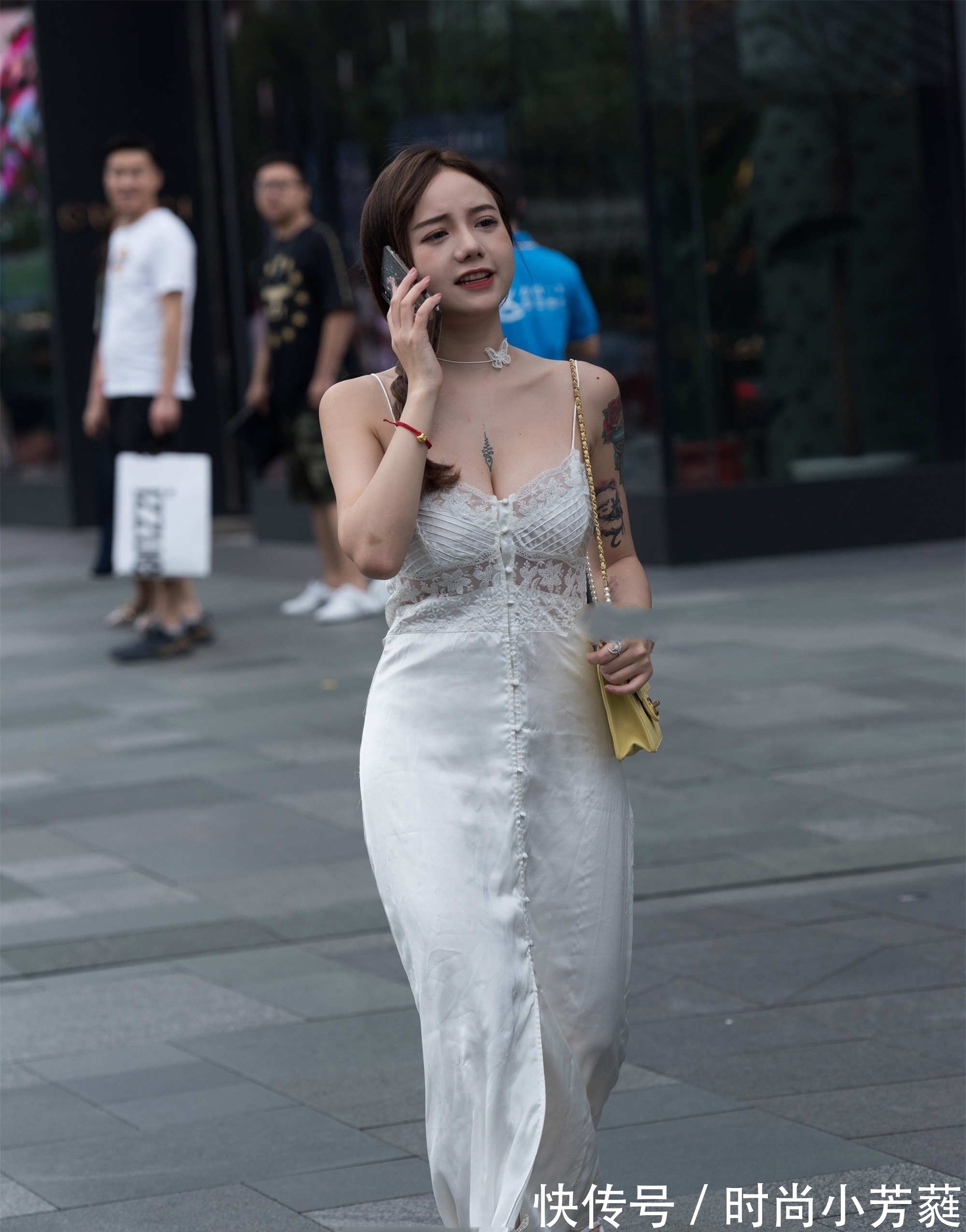 长裙 一袭白色长裙，绑带式花瓣凉鞋，显得气质又清新