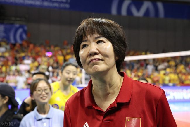 名嘴|郎平去向有变？央视名嘴出谋献策，61岁铁榔头或和女排再续前缘？