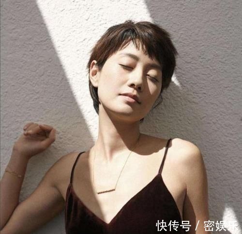 齐刘海 50岁女人别再留齐刘海了，今年流行5种“发型”，显脸小还不挑人