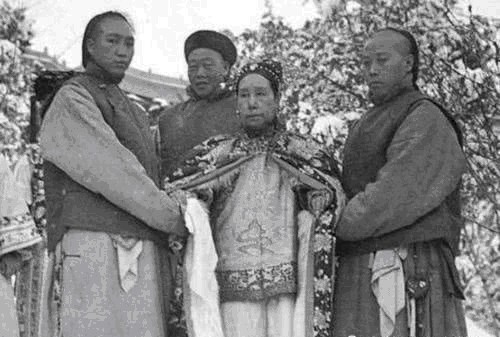 路上|慈禧西逃,路上发布的三道上谕!要人要钱,一个比一个可耻