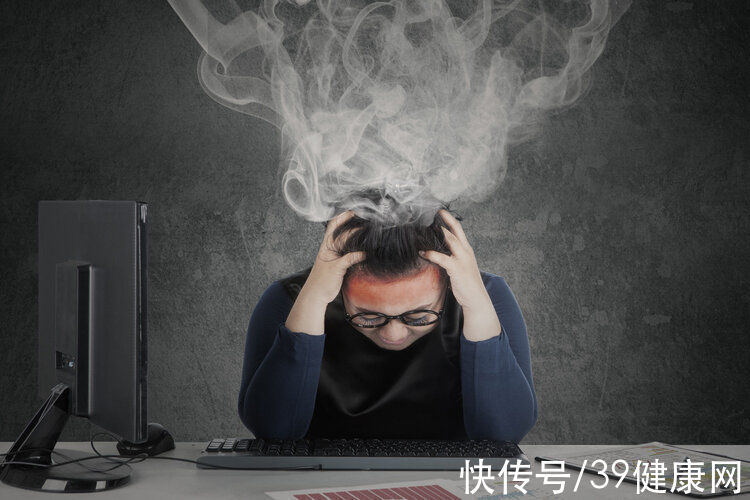 睡前|总是喜欢在睡前玩手机的人，不用多久，身体就会“落下”7个毛病