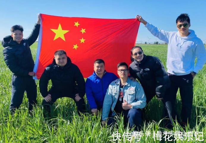 博尔特|苏炳添晒一家三口合照!夕阳西下,猛将化身暖男,陪妻儿看日落