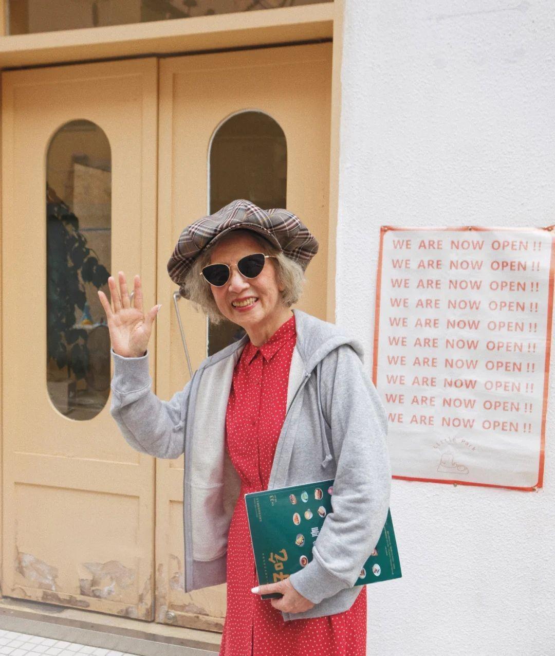 奶奶|谁说头发花白就老了?这位大龄奶奶靠色彩搭配成赢家,状态像少女