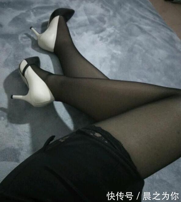 丝袜 细跟尖头高跟鞋配上丝袜,修饰出女人优雅气质,让你时刻保持迷人魅力!