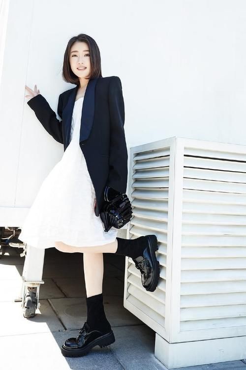 路人街拍,牛仔热裤搭配简洁的短袖,清清爽爽的还显腿长