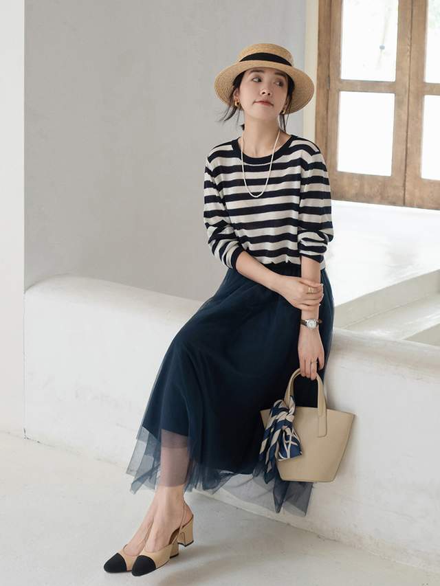 穿搭|35岁的女人怎么穿才优雅？条纹针织衫配A字网纱半身裙，高级洋气