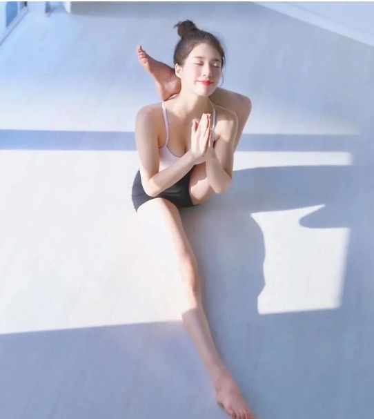 站姿体|韩国瑜伽美女,360度展示柔韧性,每天练瑜伽你也可以