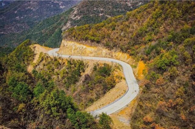 藏于大别山区的“天路”，自驾难度很高，沿途尽是原始野性