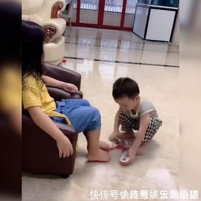 毛巾|弟弟“伺候”姐姐走红,姐姐刚洗完澡就递毛巾,网友:最卑微二胎