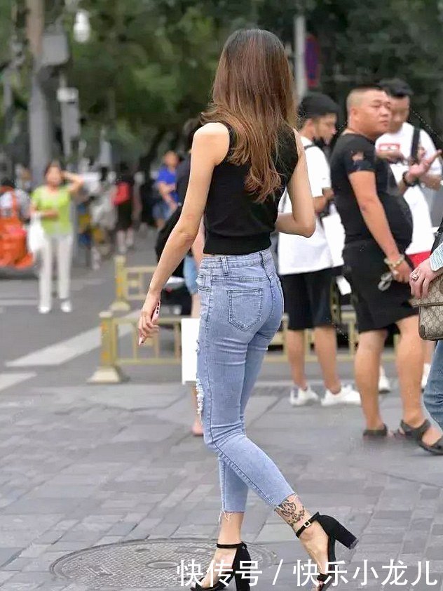 潮人|无袖上衣配破洞牛仔裤,省心实用潮人都爱!