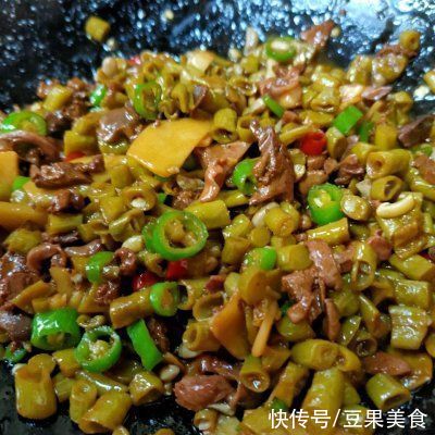 鲜美|#不容错过的鲜美滋味#够酸爽过瘾的湖南菜酸豆角炒鸡杂