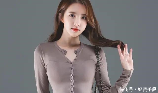 长袖 美女紧身长袖搭配经典搭配，尽显凹凸好身材