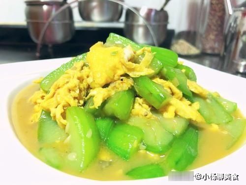 丝瓜|炒丝瓜，有人用盐腌，有人加醋泡，都不对！这才是正确做法，真香