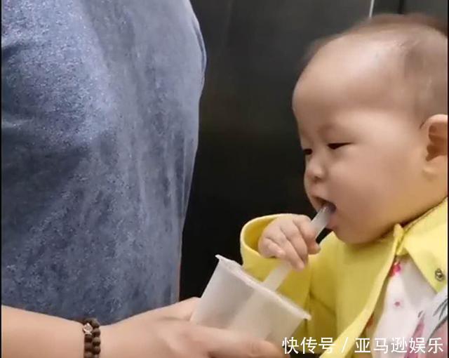 宝妈|萌娃趁宝爸不注意，盯上他的奶茶，偷偷摸摸小心的样子逗翻宝妈