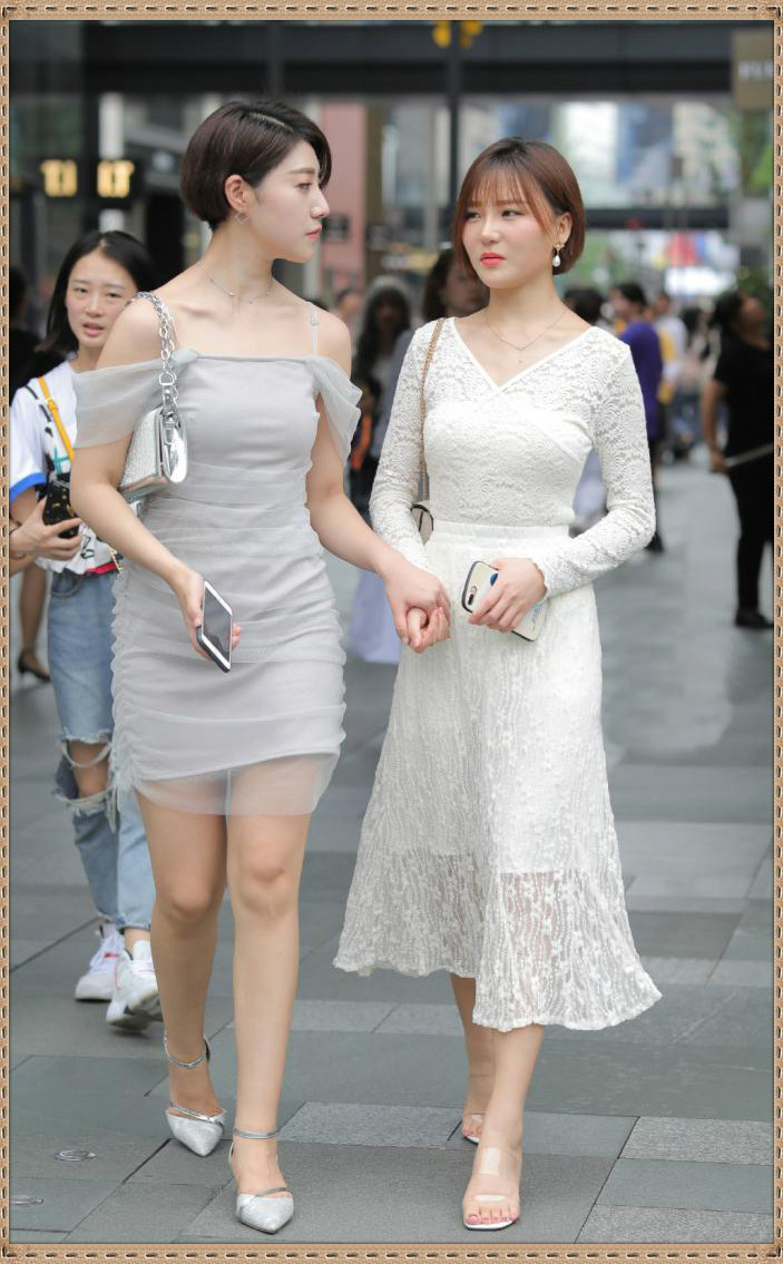 无比|街拍这么厚实的小白裙子,穿上身很英姿飒爽吧美艳无比