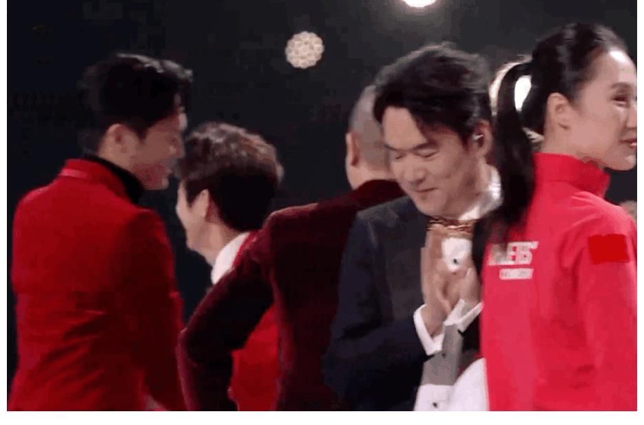 芒果台跨年拥抱最重要的人,何炅穿越人海拥抱她,龚丽娜太尴尬