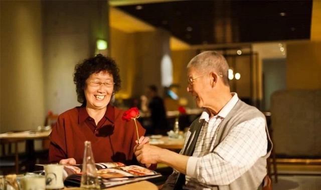 退休|首批“丁克夫妻”双双退休,有钱有闲没有儿孙,日子过得怎么样?