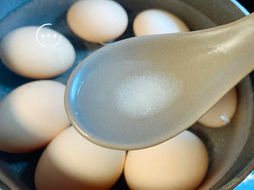 煮鸡蛋,聪明人不会只加水多加2味,鸡蛋又香又嫩,壳一碰就掉