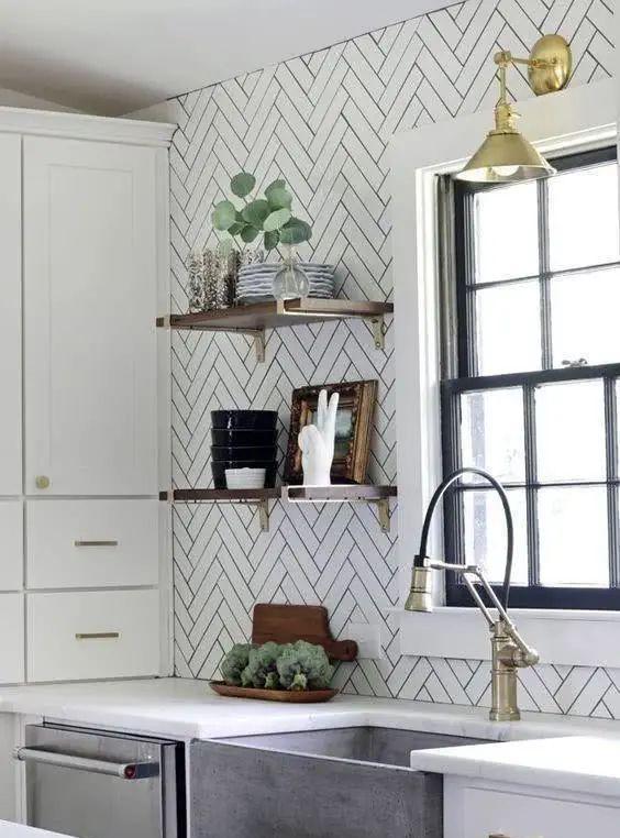 装修|厨房装修可别忽略了！灶台与吊柜中间贴层瓷砖做后挡板，太实用