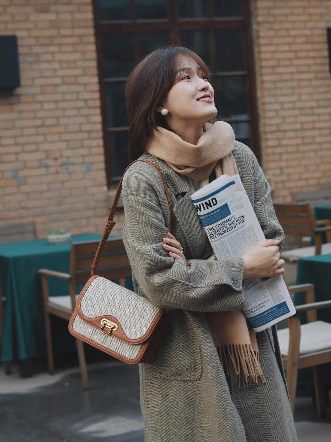 针织衫 一件卡其色裤子的时尚感,秋冬就要这么穿,简直太高级了