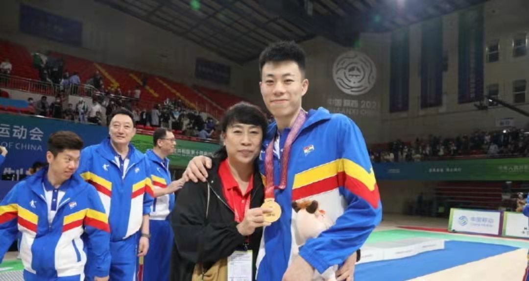 cb张镇麟的妈妈,来现场给儿子助威!芳姨曾流泪搂着周琦说:大宝!