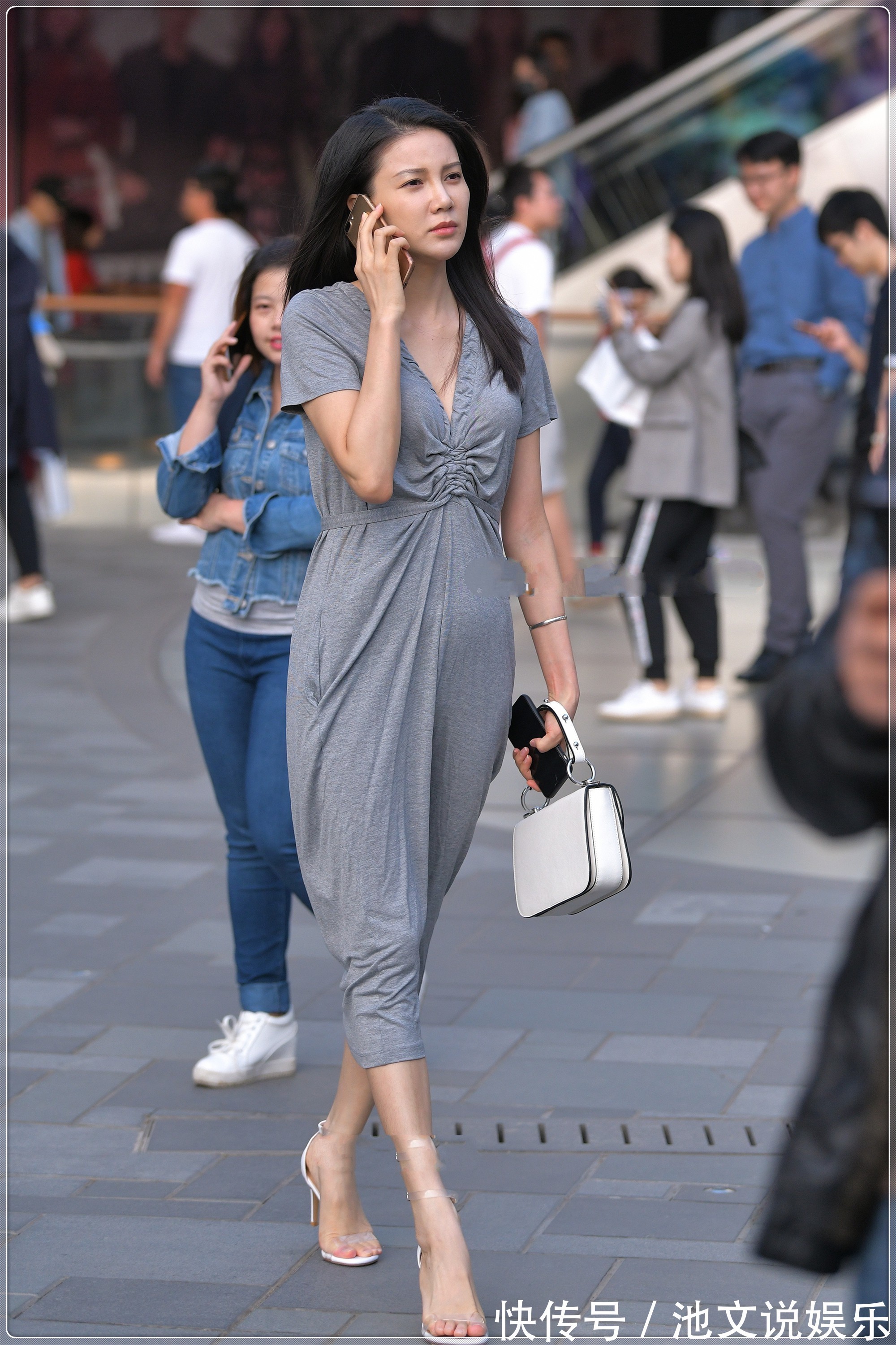 凉鞋 灰色莫代尔长裙搭配透明凉鞋,贴身舒适,质感十足