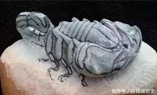 料子|翡翠原石摇身一变成了天蝎子,这也太逼真了吧师傅雕工让你惊吓