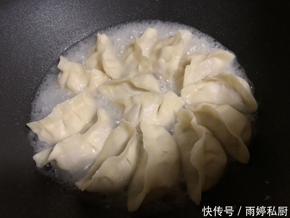 这菜2块钱一斤，一年四季都有，用来包饺子太香了，家人都爱吃