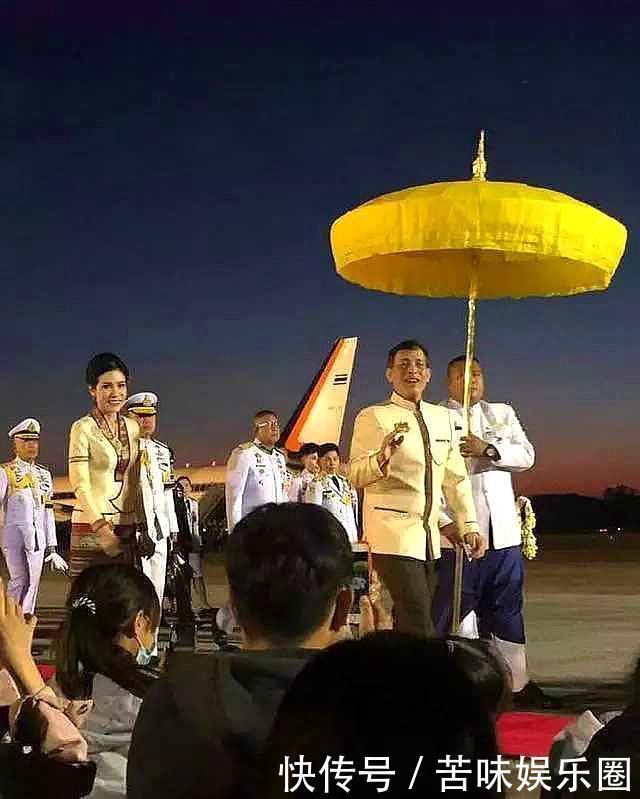 诗妮娜能屈能伸,今陪玛哈共出行,此时地位太不易