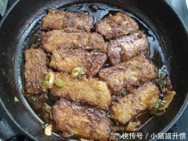 吃鱼经常卡喉咙,别只会喝醋了,学会这一招,让鱼刺自己出来!