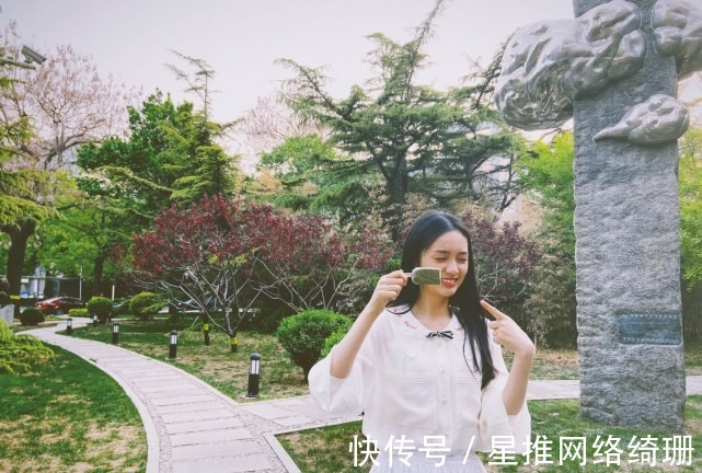 泡泡袖|三张海报，三种风格，周也的可塑性真的很强