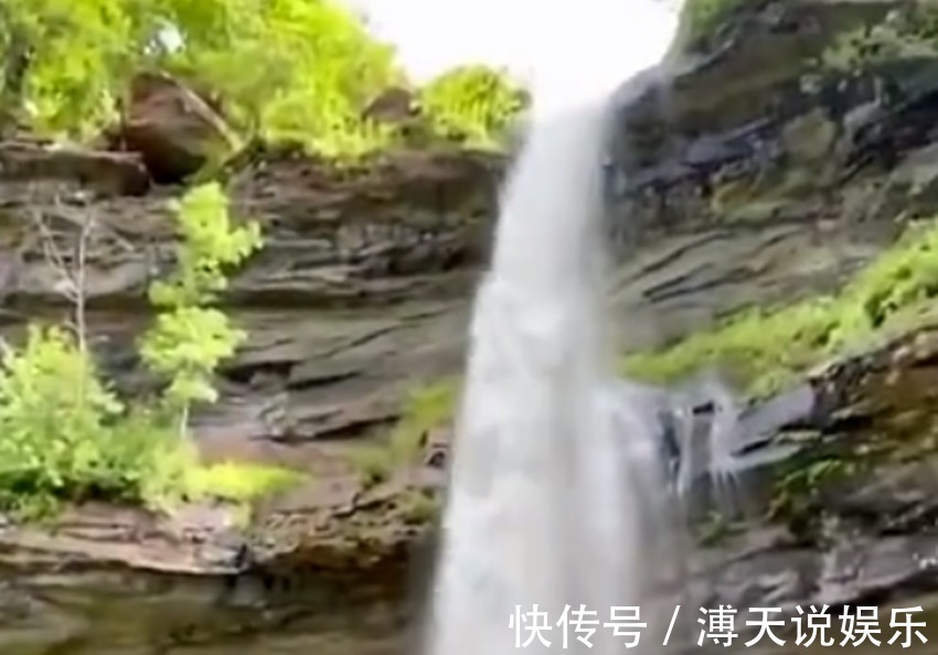 外面的世界|爸爸带娃第一次“看瀑布”,娃的表情亮了,网友满眼都是小星星