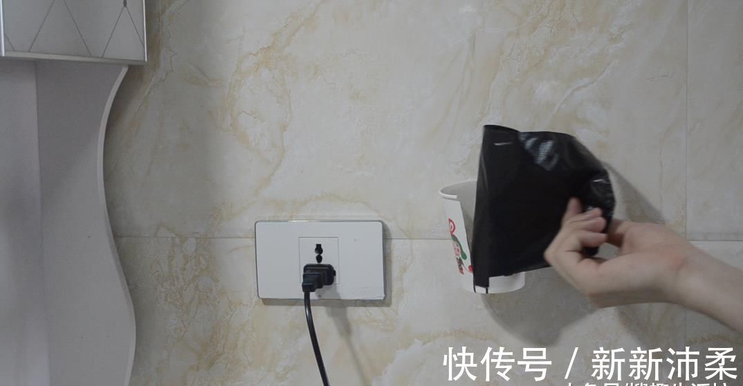 用处|一次性纸杯别扔了, 剪几刀, 粘在卫生间里有大用处, 人人见了都夸好