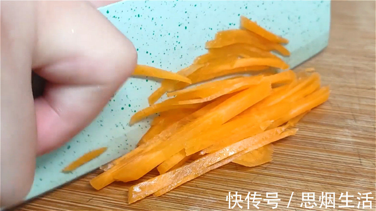 天冷了,洋葱的这个做法火了,加两个鸡蛋,简单一做,比肉还香