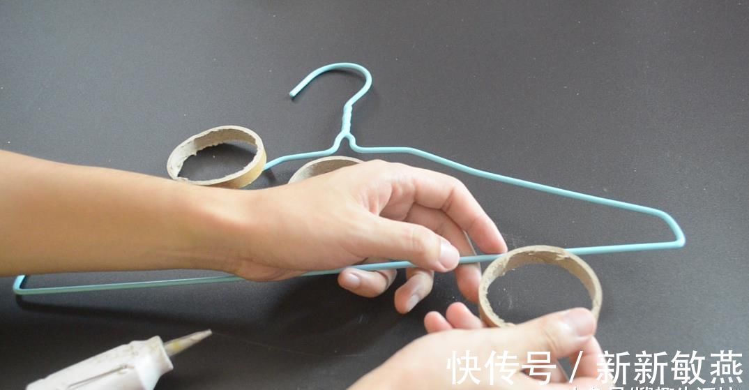 纸筒粘在旧衣架上面, 很多人不知道有啥用, 看完你会感谢我的