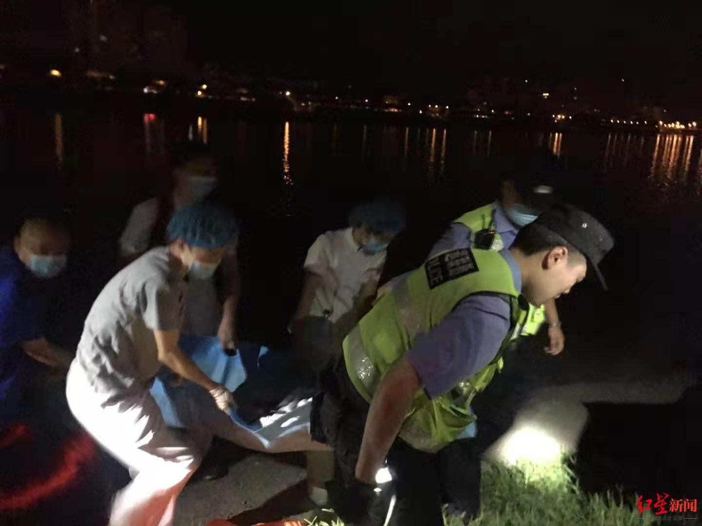 汤小均|女子凌晨跳河轻生 民警在下游下水，逆流拦截将她救起