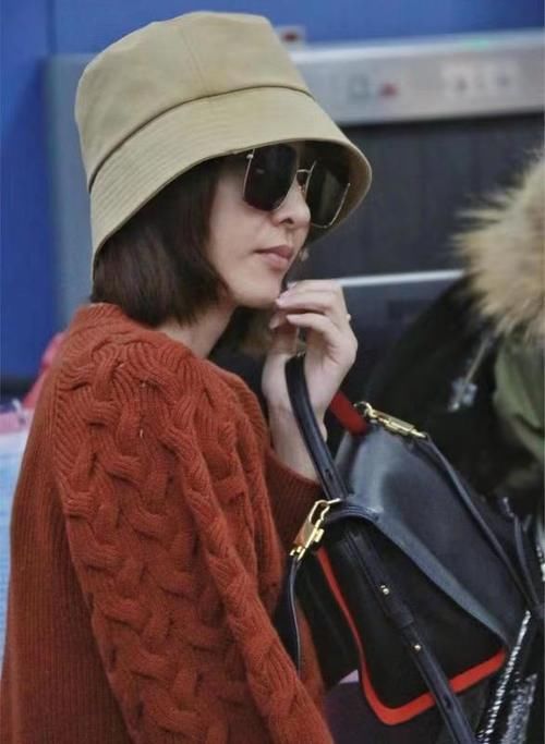 阔腿裤|穿搭真接地气！酒红色毛衣搭配牛仔阔腿裤，日常又百搭