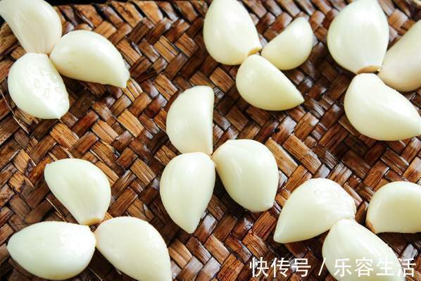 技巧|新蒜大量上市,教你2个保存技巧,趁着新鲜多买点,够吃一整年