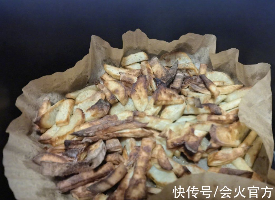 乒乓球|世界冠军丁宁疑恋情曝光！与男子街头牵手热聊，小鸟依人紧贴男方