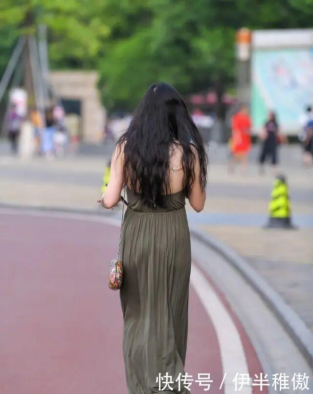 连衣裙的穿搭呈现满满气质感,更显潮流气质