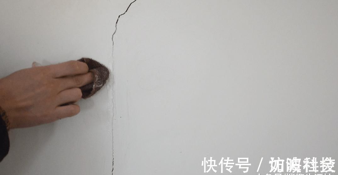 修补|家里白墙不仅脏还有裂缝怎么办 用它涂一涂, 墙壁立马焕然一新