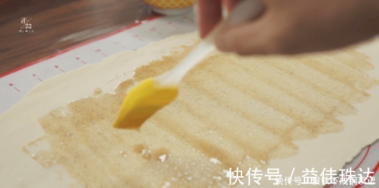 孩子最近爱上的早餐饼，连吃7天都不腻，咸香有层次，凉了也不硬
