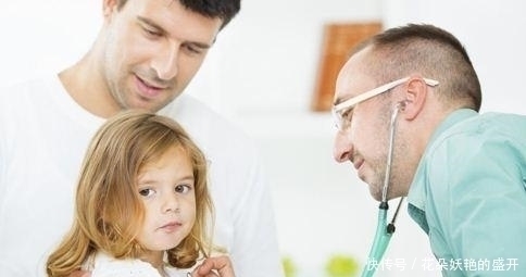 鱼刺卡喉|3岁孩子不小心卡了鱼刺,父母的2个果断救了他,医生真棒