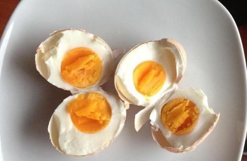 保存鸡蛋放冰箱就错了!老农教你2个土方法,放再久不变质,实用