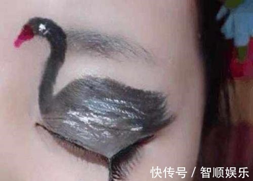 女孩子|女子画眼影画出黑天鹅, 当她眨眼的一瞬间, 黑天鹅仿佛活过来一般!