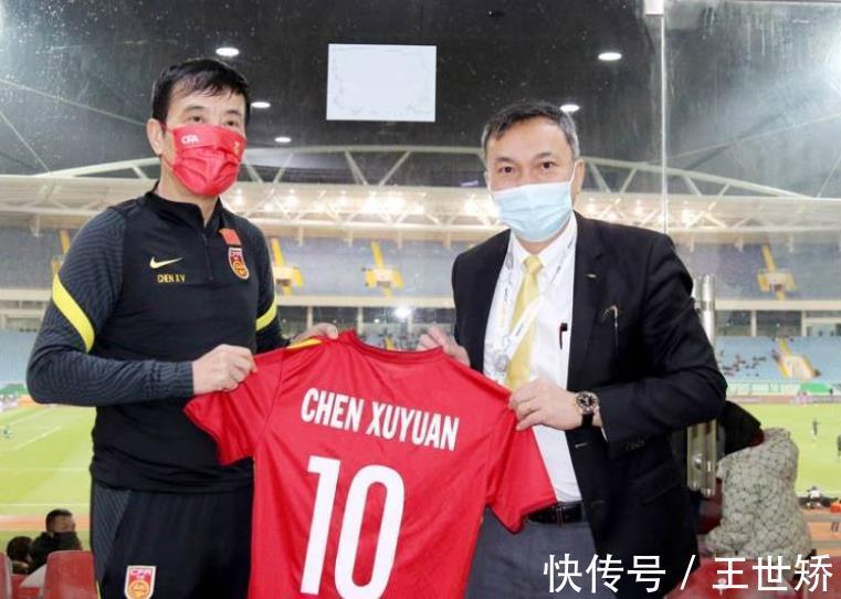 老将|国足新“10号”曝光!65岁老将堪称绝对核心,赠送球衣给越南足协