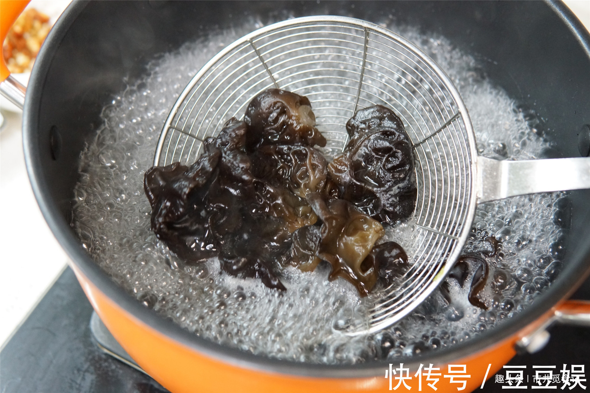 炒木耳时,锅里“噼啪”炸响,大厨教你小窍门,不炸锅还更好吃