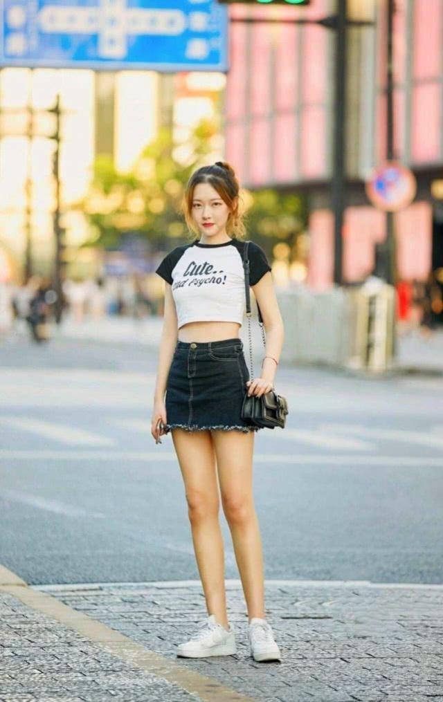 彰显|街拍:美女黑白色的休闲装简洁时尚,彰显出女人更帅气有型