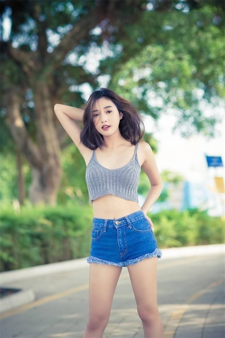 紧身|街拍粉色上衣搭配白色紧身短裤，清新的感觉真的是扑面而来